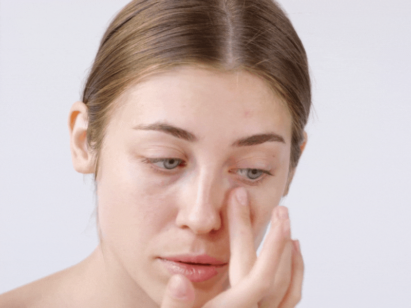 Forma de aplicar el contorno de ojos de Thanaka Radiance Care